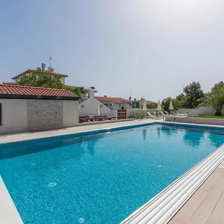 شقة In Pjescana Uvala Mit Grosser Terrasse By Interhome *