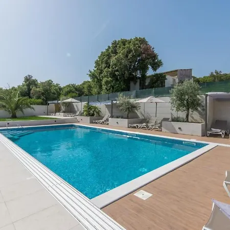 In Pjescana Uvala Mit Grosser Terrasse By Interhome * بولا