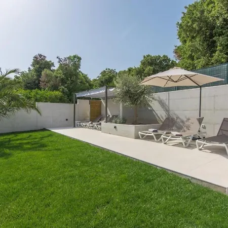 In Pjescana Uvala Mit Grosser Terrasse By Interhome شقة
