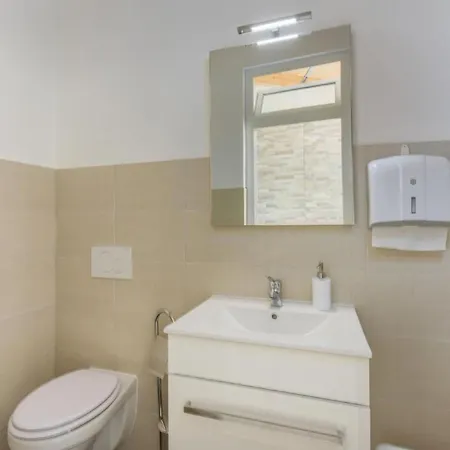 شقة In Pjescana Uvala Mit Grosser Terrasse By Interhome