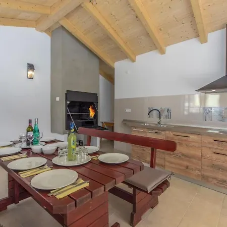 In Pjescana Uvala Mit Grosser Terrasse By Interhome 普拉