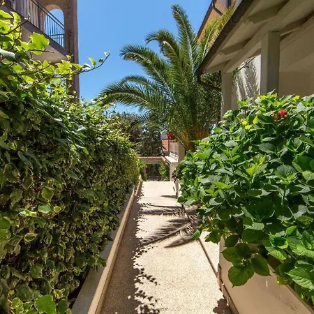 In Pjescana Uvala Mit Grosser Terrasse By Interhome Appartamento