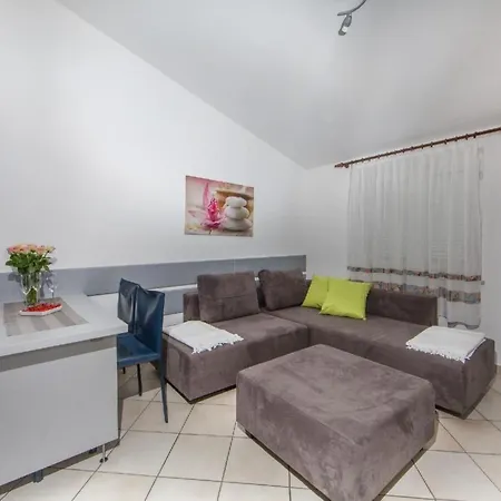 Апартаменти In Pjescana Uvala Mit Grosser Terrasse By Interhome Пула