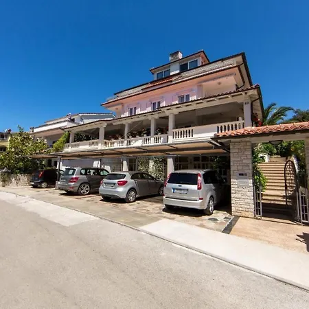 In Pjescana Uvala Mit Grosser Terrasse By Interhome Апартаменти