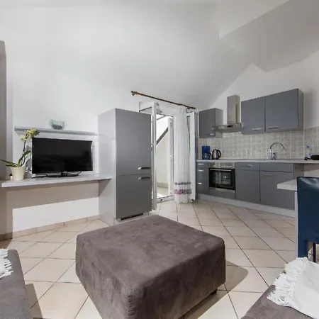 In Pjescana Uvala Mit Grosser Terrasse By Interhome Апартаменти