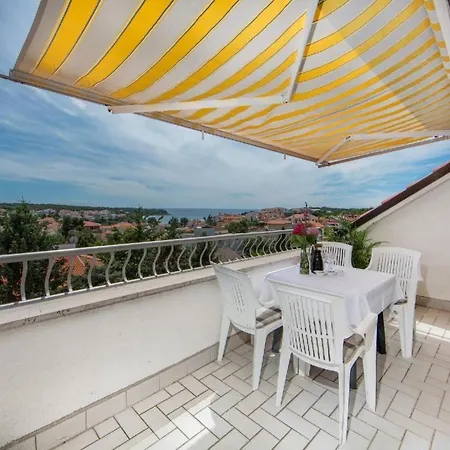 In Pjescana Uvala Mit Grosser Terrasse By Interhome Пула