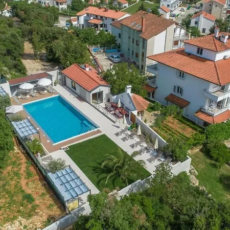 아파트 In Pjescana Uvala Mit Grosser Terrasse By Interhome 풀라
