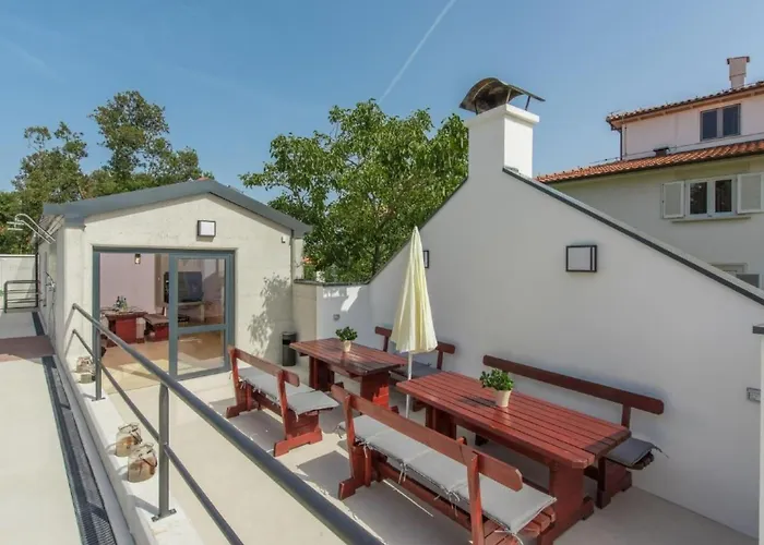 In Pjescana Uvala Mit Grosser Terrasse By Interhome *
