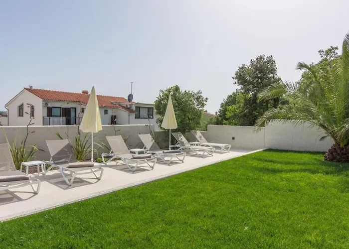 In Pjescana Uvala Mit Grosser Terrasse By Interhome * Pola