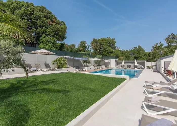 In Pjescana Uvala Mit Grosser Terrasse By Interhome * Pola