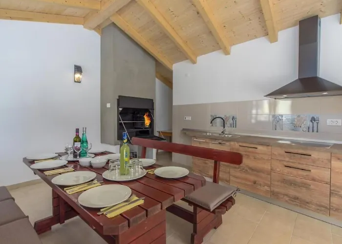 In Pjescana Uvala Mit Grosser Terrasse By Interhome Пула