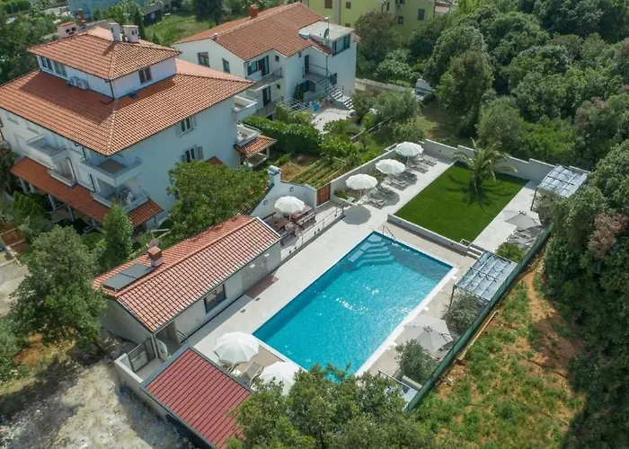 In Pjescana Uvala Mit Grosser Terrasse By Interhome 아파트 풀라
