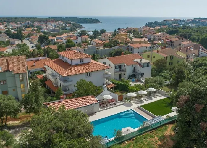 In Pjescana Uvala Mit Grosser Terrasse By Interhome 풀라