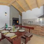 In Pjescana Uvala Mit Grosser Terrasse By Interhome プーラ