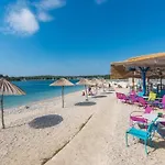 In Pjescana Uvala Mit Grosser Terrasse By Interhome プーラ
