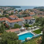 In Pjescana Uvala Mit Grosser Terrasse By Interhome プーラ