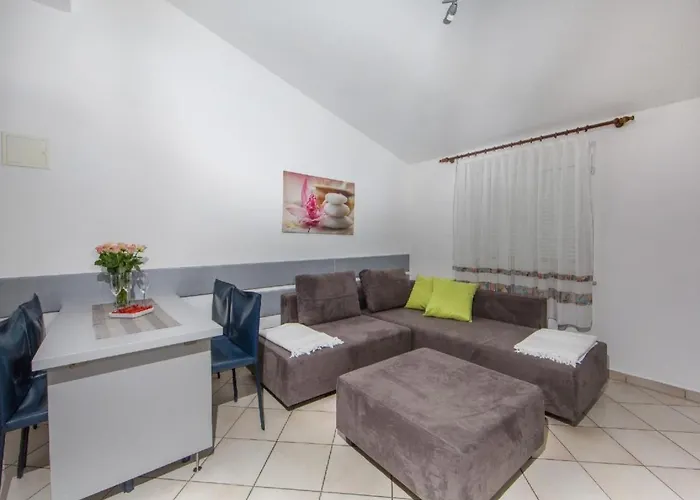 Appartement In Pjescana Uvala Mit Grosser Terrasse By Interhome Pula