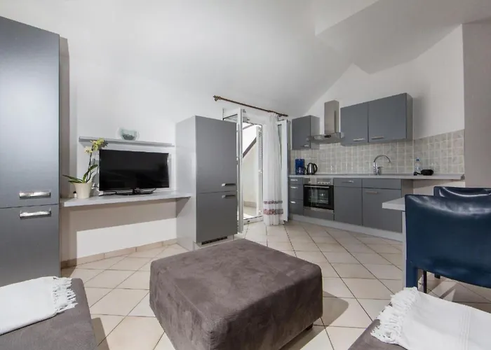 In Pjescana Uvala Mit Grosser Terrasse By Interhome Appartement