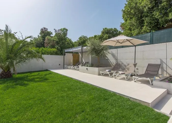 In Pjescana Uvala Mit Grosser Terrasse By Interhome Appartement
