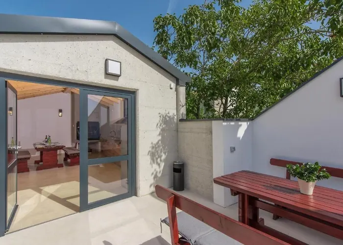 Appartement In Pjescana Uvala Mit Grosser Terrasse By Interhome *