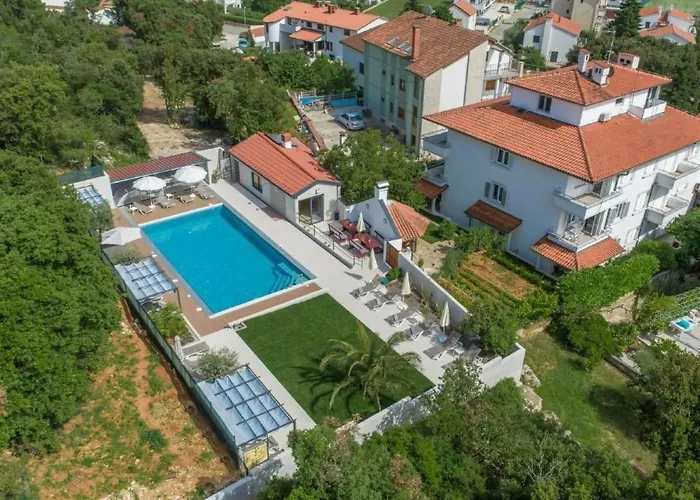 Appartement In Pjescana Uvala Mit Grosser Terrasse By Interhome Pula